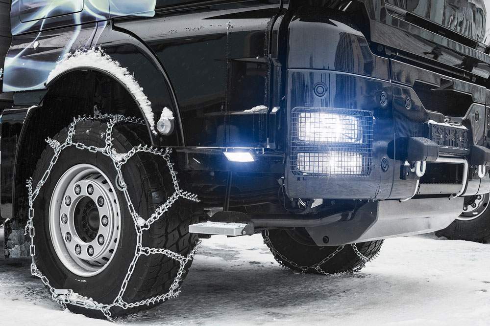 camión con cadenas y neumáticos de invierno